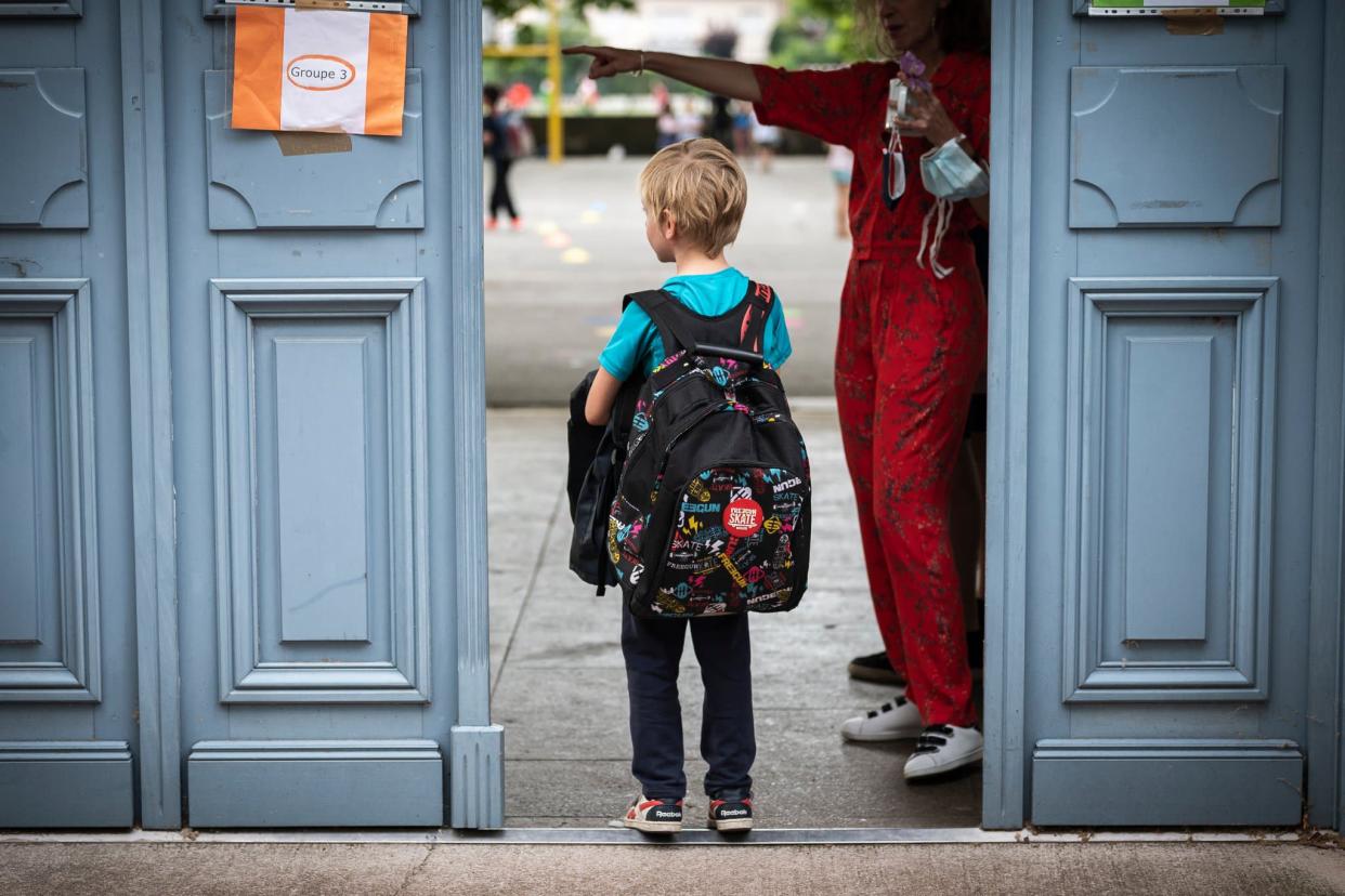 Un enfant à l'entrée d'une école élémentaire toulousaine le 22 juin 2020 (photo d'illustration) - Lionel Bonaventure-AFP