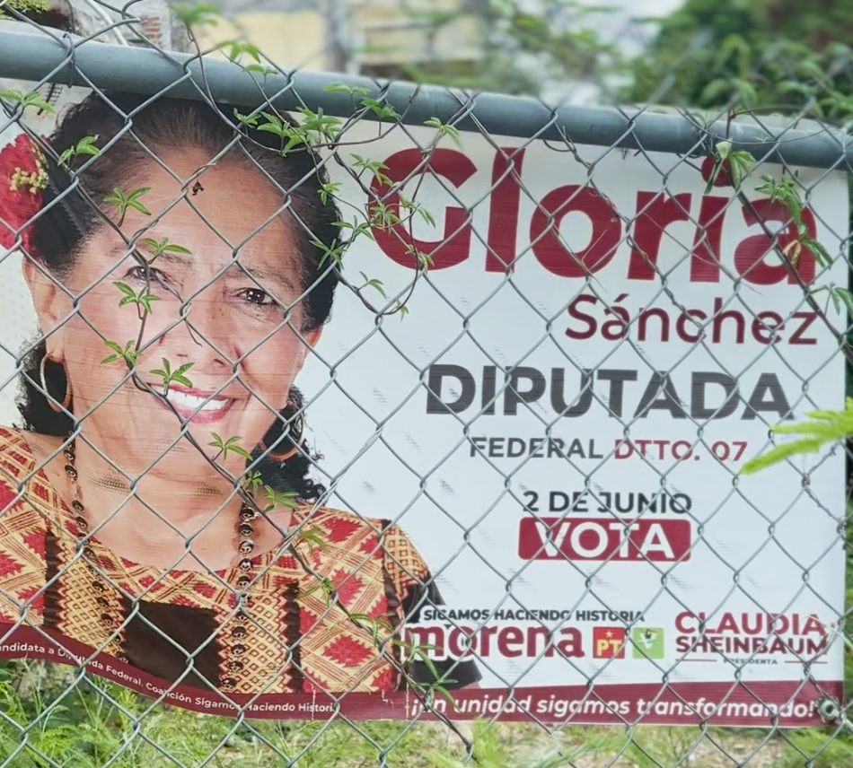 Cartel de campaña electoral de la política zapoteca Gloria Sánchez. 