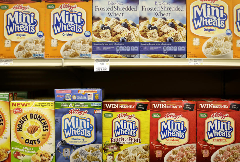 Kellogg's, Safeway brand, and Post cereals are seen at the Safeway store in Wheaton, Maryland February 13, 2015.    REUTERS/Gary Cameron   (UNITED STATES)