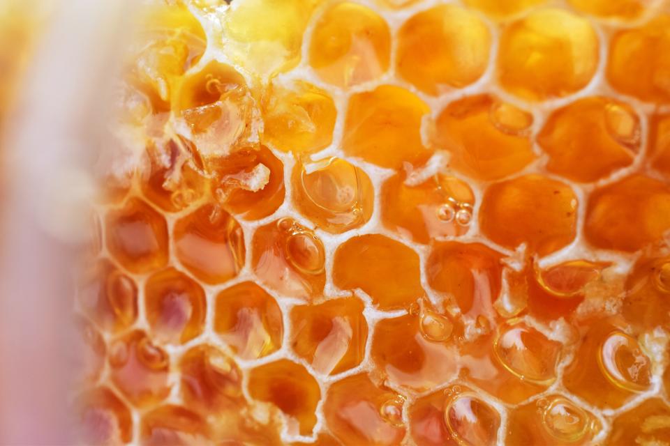 Honey can help soothe a sore throat, a common symptom of seasonal allergies. (Photo: Getty Creative)