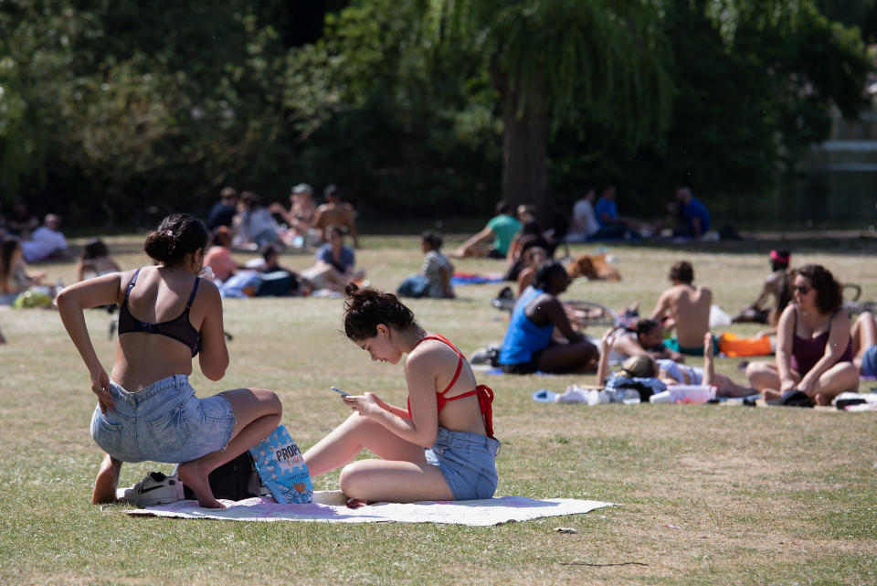 LONDON, ENGLAND - MAY 25: Members of the public sunbathing by the lake on a sunny Bank Holiday Monday in Regents Park on May 25, 2020 in London, England. The British government has started easing the lockdown it imposed two months ago to curb the spread of Covid-19, abandoning its 'stay at home' slogan in favour of a message to 'be alert', but UK countries have varied in their approaches to relaxing quarantine measures. (Photo by Jo Hale/Getty Images)