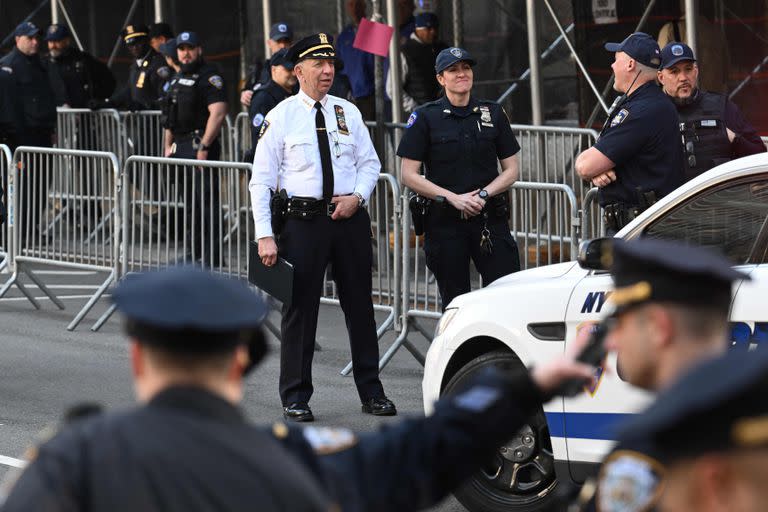 Policías toman posiciones frente al Tribunal de Distrito de Manhattan, en Nueva York, el 4 de abril de 2023, antes de la llegada del expresidente estadounidense Donald Trump.