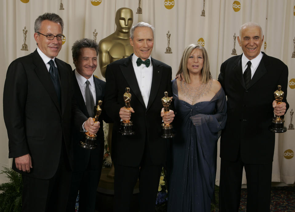 ARCHiVO - Clint Eastwood, centro, quien ganó dos Oscar por "Million Dollar Baby" posa con los presentadores Barbra Stresiand, seunda de derecha a izquierda, y Dustin Hoffman, así como los productores Albert S. Ruddy, derecha, y Tom Rosenberg en la 77a edición anual de los Premios de la Academia el domingo 27 de febrero de 2005, en Los Angeles. El productor y guionista nacido en Canadá, ganador de premios Oscar por "The Godfather" ("El padrino") y "Million Dollar Baby", falleció el sábado 25 de mayo de 2024 a los 94 años. (Foto AP/Reed Saxon, archivo)