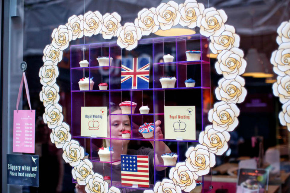 <p>Más dulces en honor a los novios. Estos cupcakes se venden en una pastelería de Londres. (Foto: Tolga Akmen / AFP). </p>