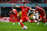 <p>威爾斯前鋒 Gareth Bale 起踢十二碼罰球，得到第一分。 （TSNA／法新社／Jewel SAMAD／AFP）</p> 
