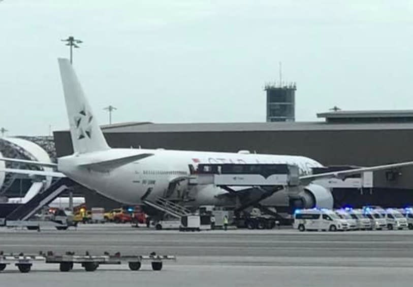 客機迫降泰國機場後，有大批救護車到場。（網上相片）