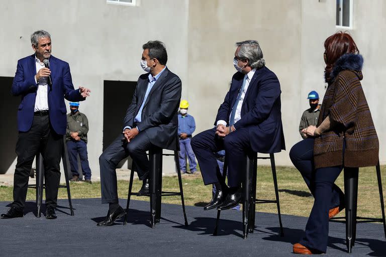 El Presidente de la Nación, Alberto Fernández, junto a la Vicepresidenta Cristina Fernández de Kirchner, al gobernador de Buenos Aires, Axel Kicillof, y al ministro de Desarrollo Territorial y Hábitat, Jorge Ferraresi, encabezaron este miércoles en el partido de Ensenada la presentación del Programa Reconstruir, destinado a finalizar la construcción de 55 mil viviendas