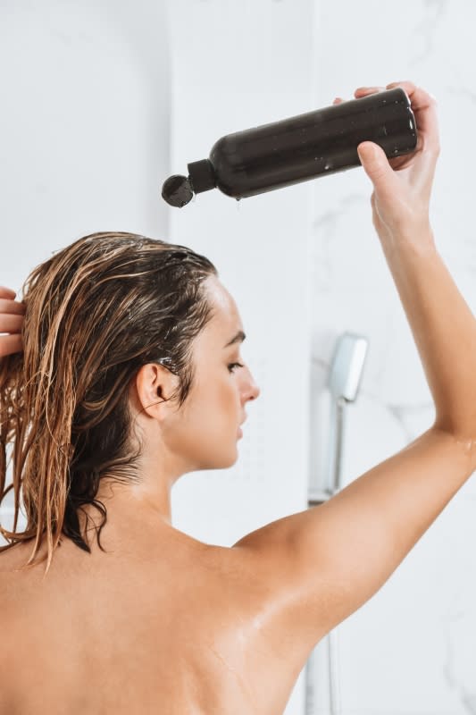 切勿濕髮放到自然乾，或洗髮精直接抹上頭（圖：Getty Image）