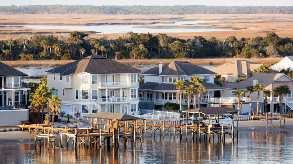 The view at dusk of Little Marsh Hill houses, the suburb of Jacksonville city (Florida).