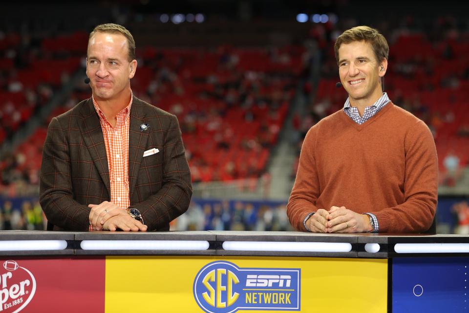 Peyton and Eli Manning will host their "Manningcast" on Monday night during the Packers' game against the Rams.