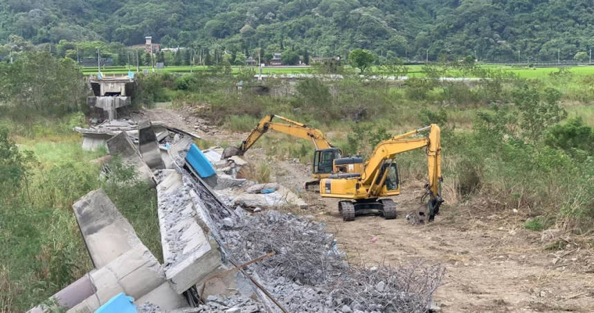 918地震，富里鄉崙天大橋坍塌。（圖／花蓮縣府提供）