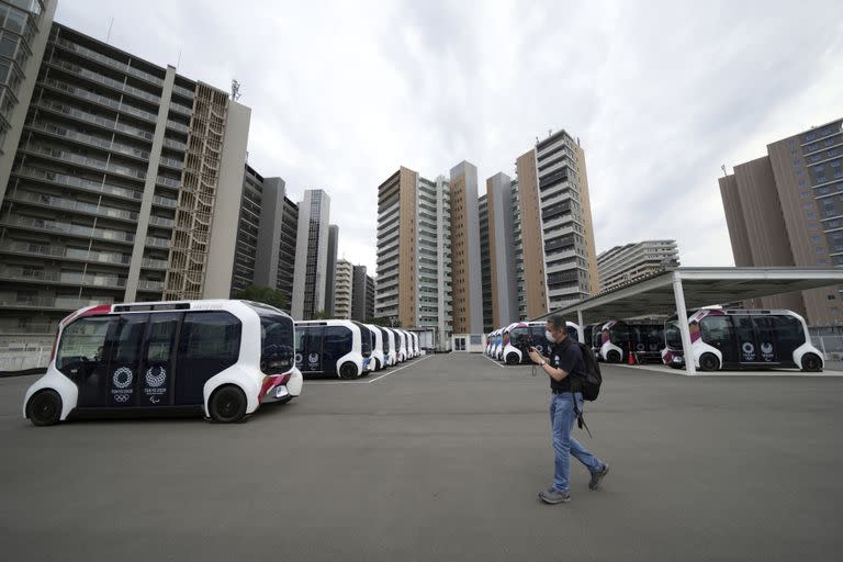 Los vehículos eléctricos autónomos que se utilizarán alrededor de las instalaciones principales se ven durante una gira de prensa de la Villa Olímpica y Paralímpica de Tokio