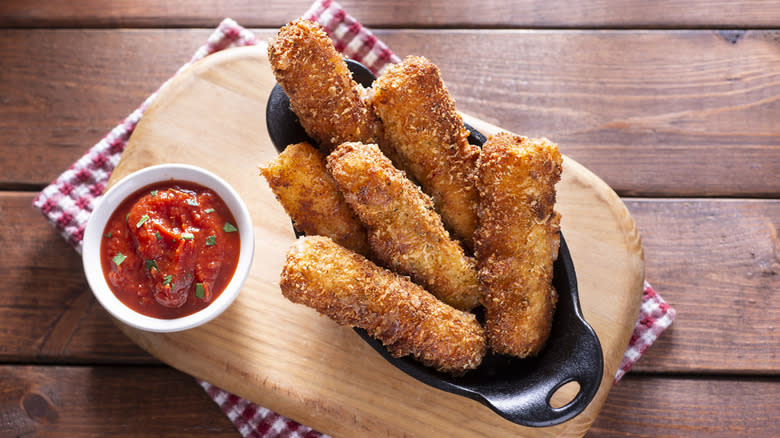 Mozzarella sticks with sauce