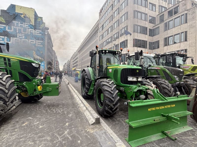 Farmers with their tractors protest against EU agricultural policy and demand improvements in their industry. Gregory Ienco/Belga/dpa
