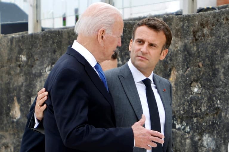 Le président américain Joe Biden et son homologue français Emmanuel Macron lors du sommet du G7 au Royaume-Uni, en juin 2021 - Ludovic MARIN © 2019 AFP