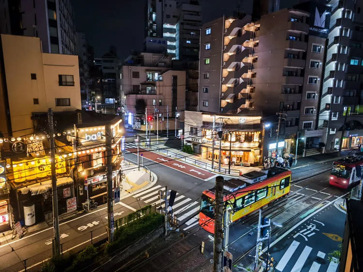 大塚街頭因有路面電車穿越，洋溢著老城區的魅力。田欣雲攝