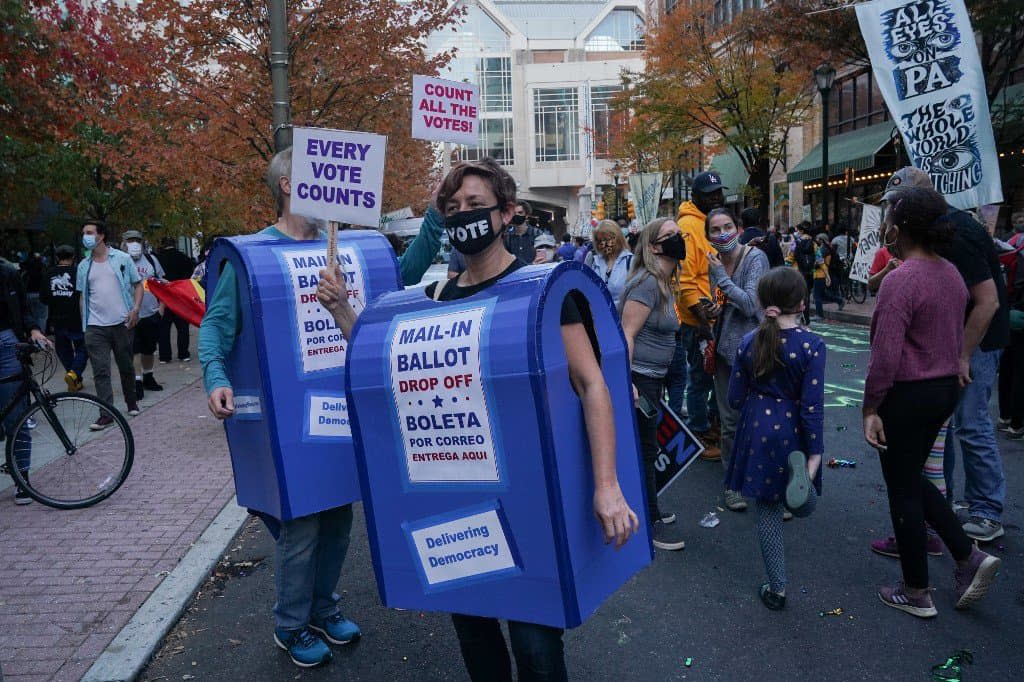 Des manifestants déguisés en boîte aux lettres défendant le vote par correspondance à Philadelphie le 7 novembre 2020. - Bryan R. Smith