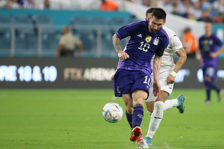 La Argentina, embanderada en Lionel Messi, sale a la cancha este martes para enfrentar a Arabia Saudita