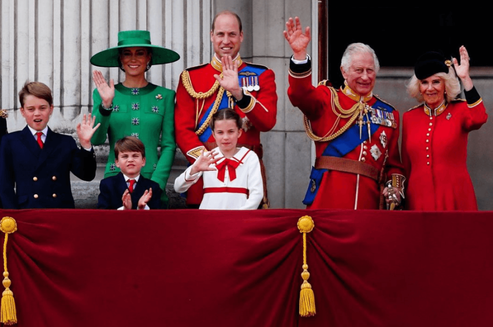 威廉王子貼出一家五口與查爾斯三世和卡蜜拉的合照，祝福爸爸生日快樂。（翻攝自princeandprincessofwales IG）