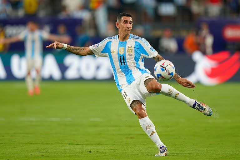 Ángel Di María y la vista fija en la pelota: tiene la chance de un cierre de carrera perfecto con la selección