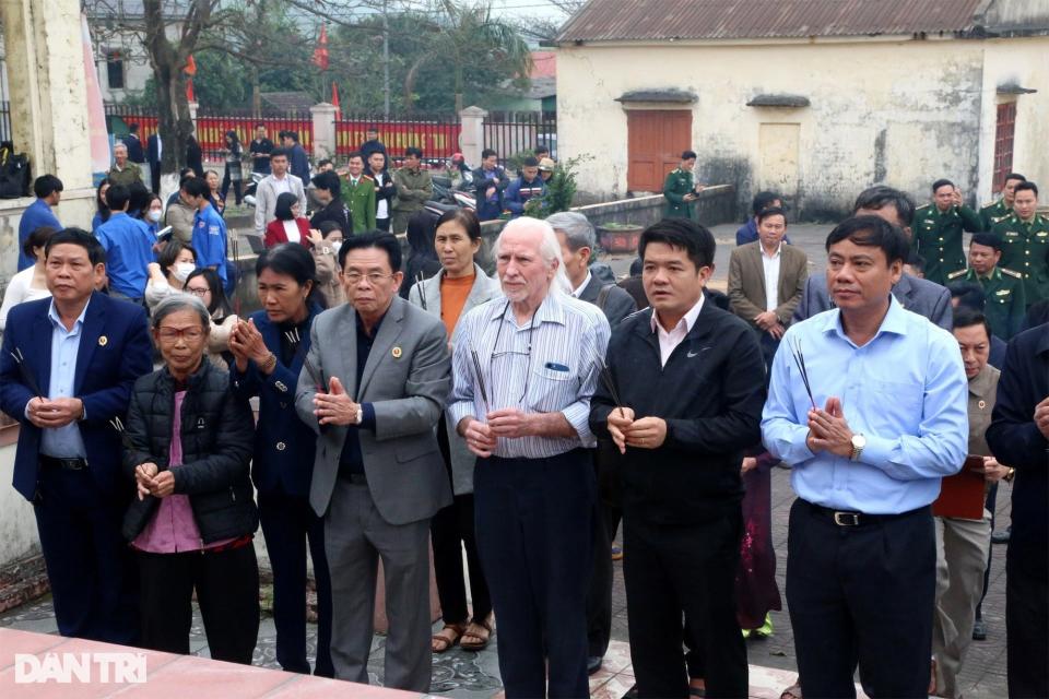 Peter Mathews, relatives of local veterans and local officials at a memorial in Ky Xuan.