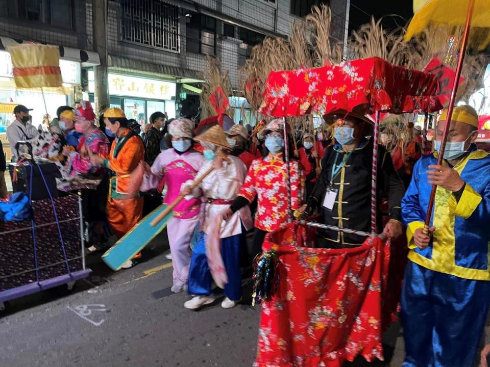 新埔天穿日踩街活動，不少民俗表演都重現讓人驚喜。（圖：縣府提供）