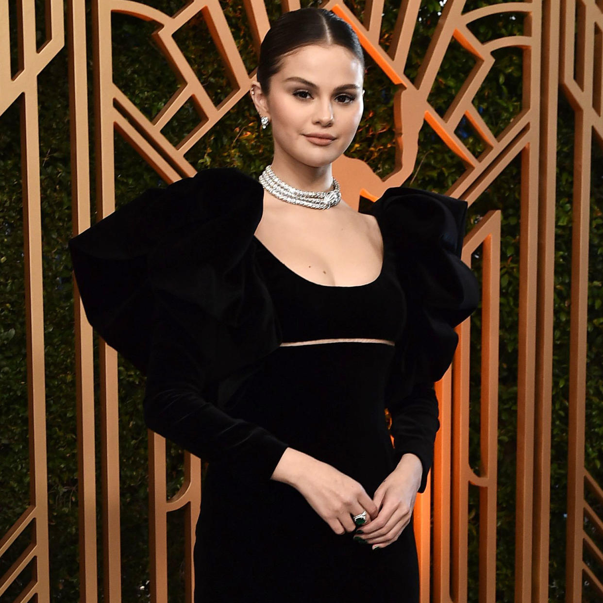 No Shoes Selena Gomez Goes Barefoot SAG Awards After Red Carpet Slip