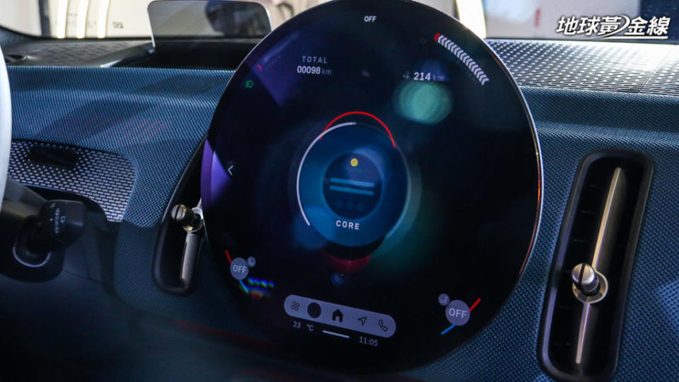 這組直徑24公分的圓形滿版OLED觸控螢幕為市售車首度搭載。(攝影/ 陳奕宏)
