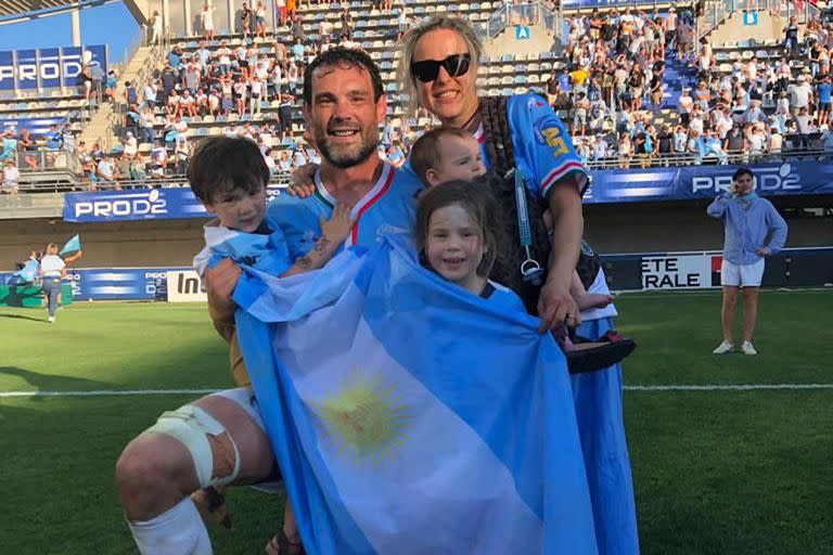 Mariano Galarza, su familia y la bandera argentina, el día del ascenso de Bayonne, su club francés, del que es capitán