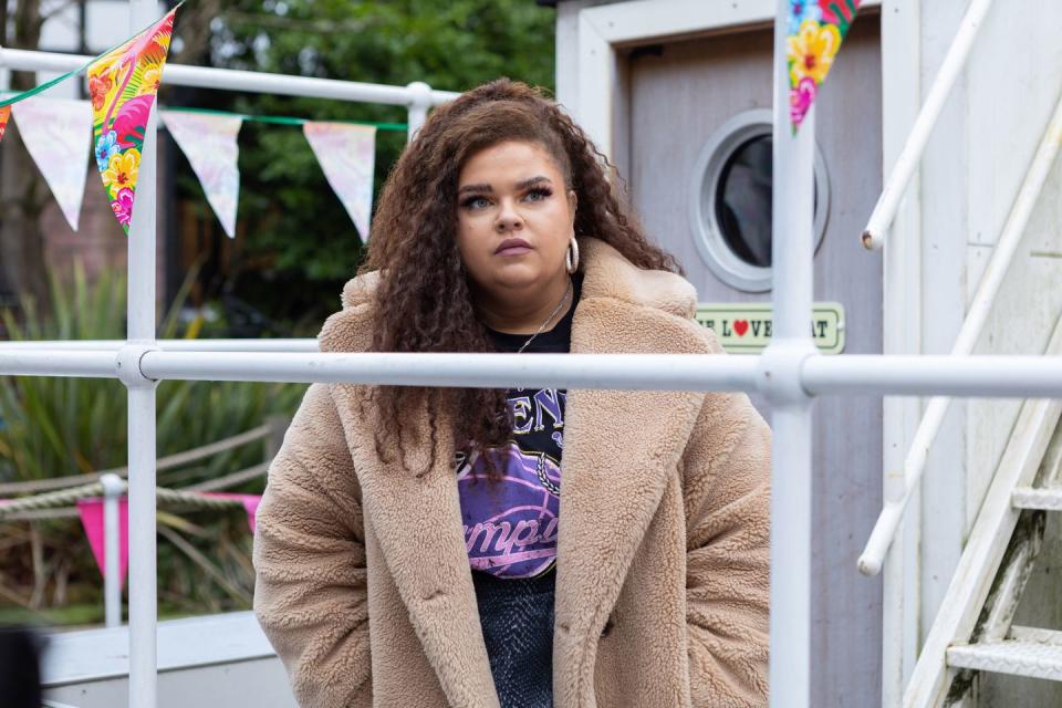 lizzie chenwilliams in hollyoaks