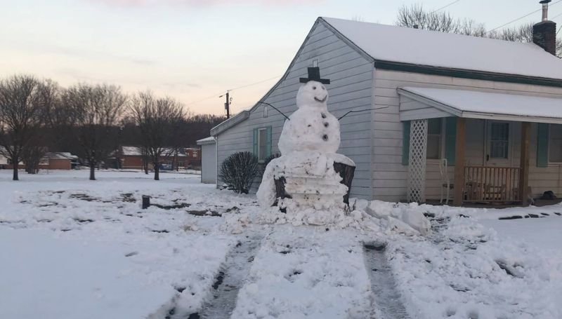 Ein Autofahrer bemerkte zu spät, warum dieser Schneemann so groß war. (Foto: Facebook)