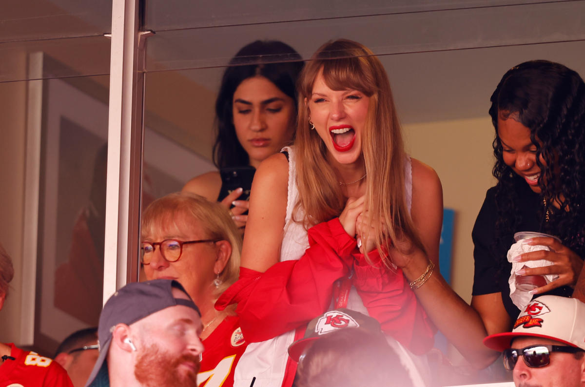 Travis Kelce Jersey Sales Spike 400% Following Taylor Swift Connection –  Rolling Stone