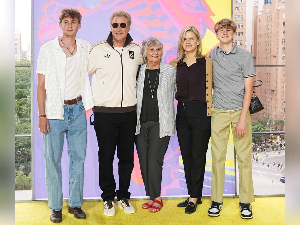 Schauspieler Will Ferell mit Mama Betty Kay Overman, Ehefrau Viveca Paulin und den beiden Söhnen Magnus Ferrell (l.) und Axel Ferrell (r.) bei der "Despicable Me 4"-Premiere am Sonntag in Jazz at Lincoln Center in New York City. (Bild: imago/UPI Photo)