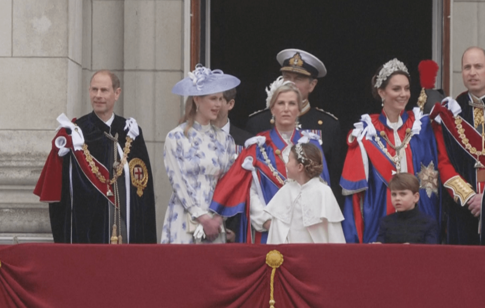 在查爾斯三世的加冕典禮上，夏綠蒂轉頭看向露易絲溫莎女爵（藍色禮帽者）。（AFP）