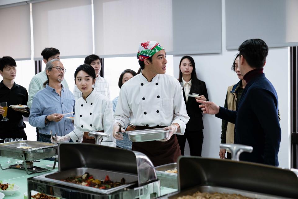 《地獄里長》陳昊森（右四）飾演患有聽障的總鋪師，與李沐（左四）首次搭擋演恩愛小夫妻（圖／風起娛樂提供）