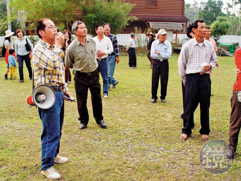 張伯志（左1）在內湖社區為參訪團體導覽，交流社區營造經驗。 （張伯志提供）