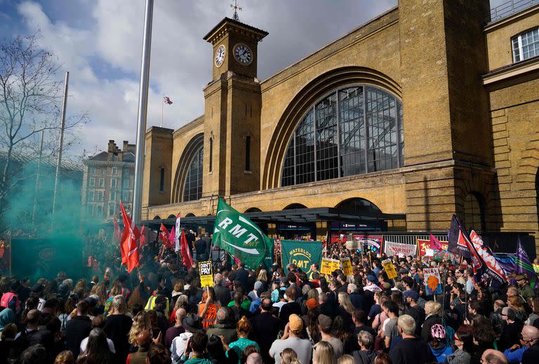 Los manifestantes sostienen banderas y pancartas en una protesta en Londres el 1 de octubre de 2022. 