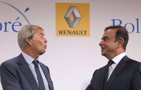 Carlos Ghosn (R), Chairman and Chief Executive Officer of Renault-Nissan Alliance, speaks with Vincent Bollore, CEO of investment group Bollore, as they pose after a news conference in Paris September 9, 2014. REUTERS/Philippe Wojazer