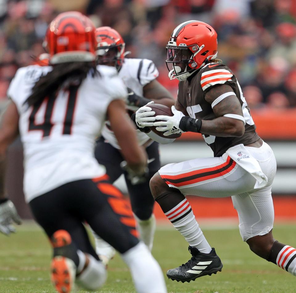 Cleveland Browns tight end David Njoku (85) turns up the field after a reception during the first half of an NFL football game against the Cincinnati Bengals, Sunday, Jan. 9, 2022, in Cleveland, Ohio. [Jeff Lange/Beacon Journal]