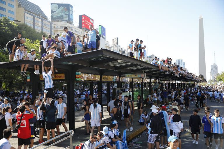 Miles de personas esperan desde muy temprano a la selección en el Obelisco