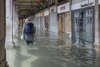 L'Amministrazione comunale di Venezia presenterà richiesta di stato di crisi alla Regione Veneto. Il sindaco Brugnaro: "Tutti i cittadini e le imprese raccolgano materiale utile a dimostrare i danni subiti con fotografie, video, documenti o altro nei prossimi giorni comunicheremo le modalità precise per la richiesta di contributo". Disposta intanto la chiusura delle scuole di Venezia e isole di ogni ordine e grado. (Photo by Stefano Mazzola/Awakening/Getty Images)