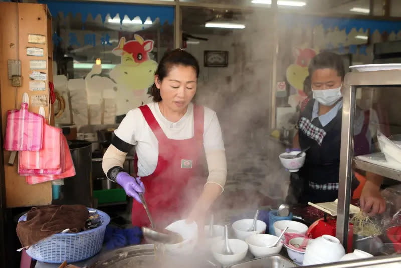 ▲美食作家顏怡今也提到，順德牛肉湯的老闆娘，對於客人熱情又貼心。（圖／楊為仁提供）