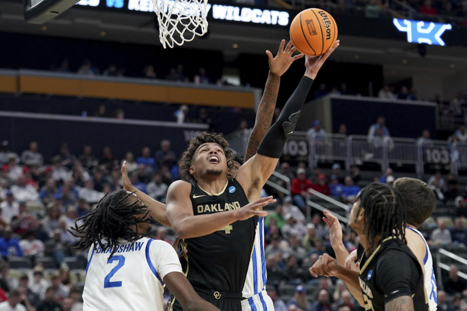 Oakland's Trey Townsend (4) shoots next to Kentucky's Aaron Bradshaw (2) during the first half of a college basketball game in the first round of the men's NCAA Tournament on Thursday, March 21, 2024, in Pittsburgh. (AP Photo/Matt Freed)