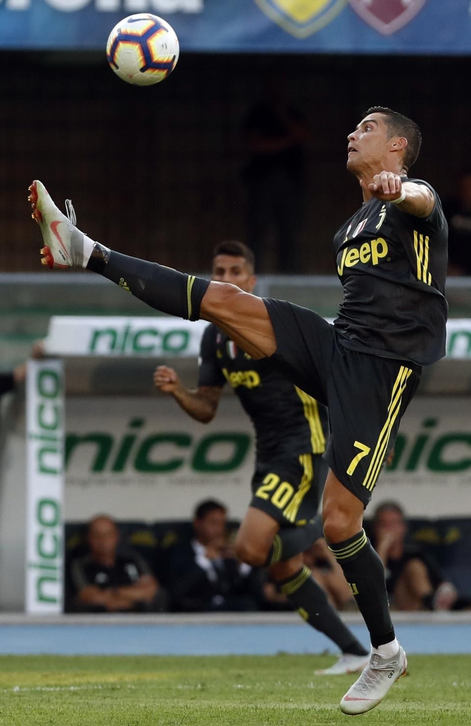 El delantero de Juventus Cristiano Ronaldo busca el balón en un partido de la Serie-A de Italia contra el Chievo Verona el sábado, 18 de agosto del 2018. (AP Foto/Antonio Calanni)