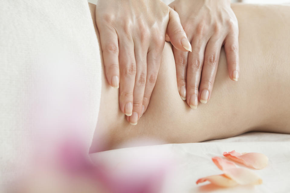Además de ayudar a disminuir la inflamación, este tipo de masaje es usado también para aliviar el estreñimiento, los dolores menstruales, el estrés y el insomnio. (Getty Creative)