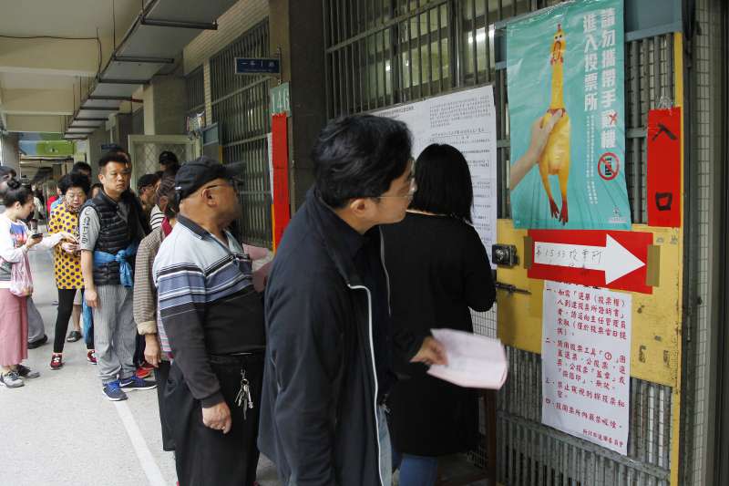 2018年11月24日，台灣九合一選舉，民眾排隊投票（AP）