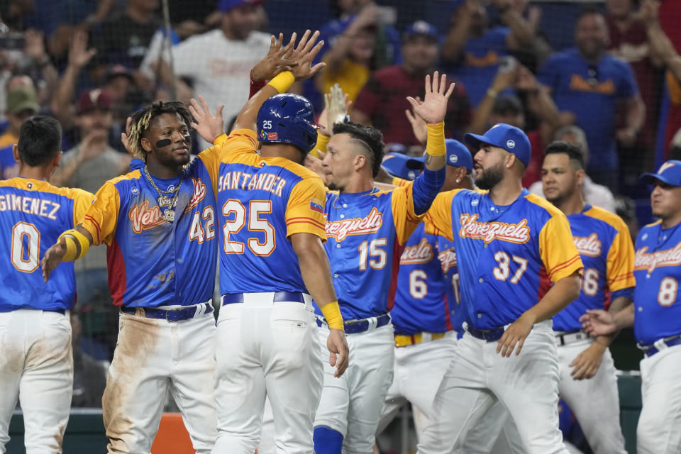 Anthony Santander (25) es felicitado por sus compañeros tras anotar una anotar una carrera para Venezuela en la victoria 4-1 ante Nicaragua en el Clásico Mundial de béisbol, el martes 14 de marzo de 23, en Miami. (AP Foto/Marta Lavandier)