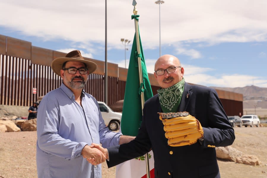 Peter Svarzbein, National chairman of Sister Cities International (left) shaking hands with Juan Acereto, the representative of the Ciudad Juarez municipal government in El Paso (right) | Photo Courtesy of Sister Cities International