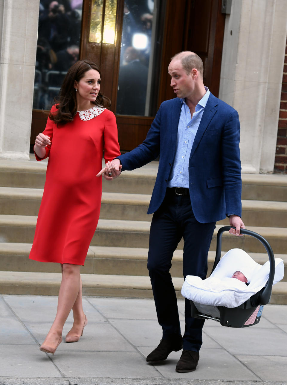 LONDON,  UNITED KINGDOM - APRIL 23:  Prince William, Duke of Cambridge and Catherine, Duchess of Cambridge leave the Lindo Wing at St. Mary's Hospital with their newborn son Prince Louis of Cambridge on April 23, 2018 in London, England.   The Duke and Duchess of Cambridge's third child is now fifth in line to the throne. (Photo by Anwar Hussein/WireImage)