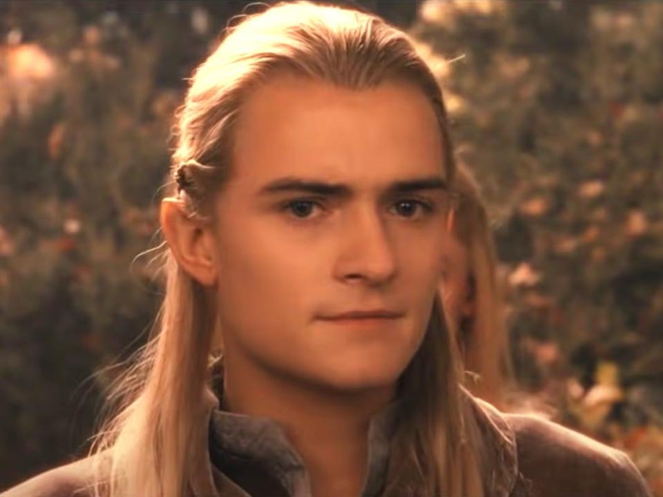legolas wearing a gray shirt in lord of the rings